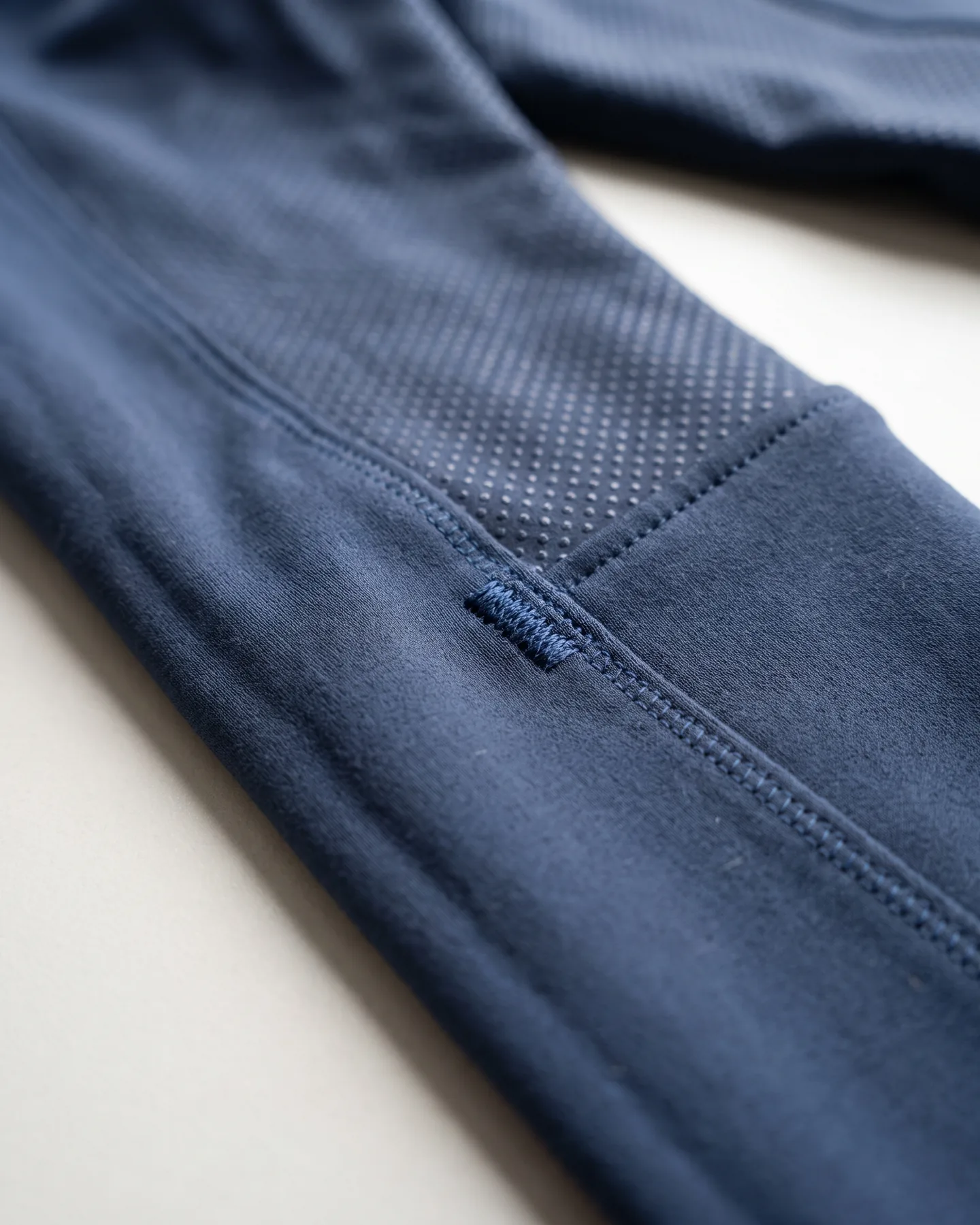 Coutures recouvrantes doubles et point d’arrêt sur un pantalon marine
