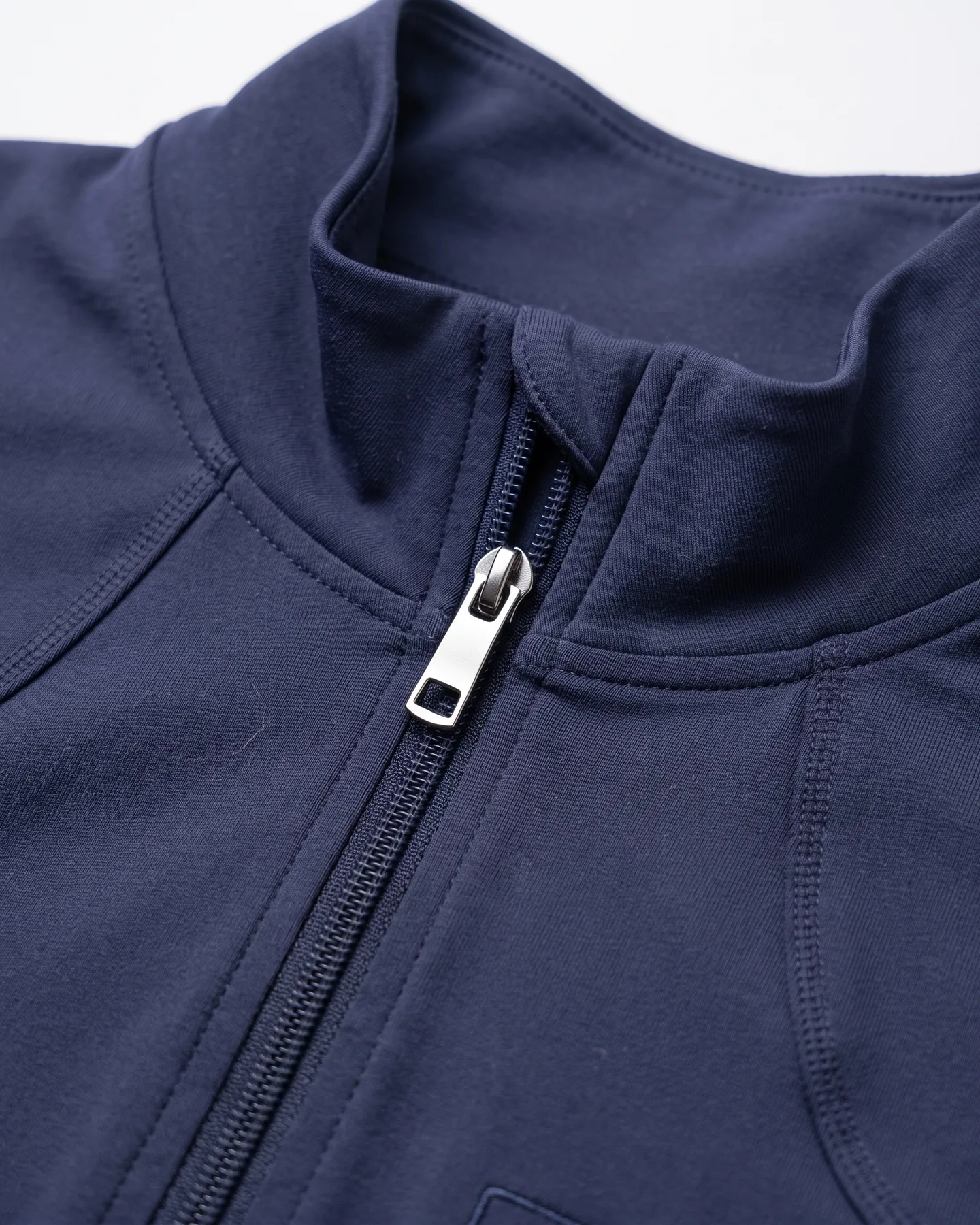 Fermeture zippée et col montant d’une veste d’entraînement marine