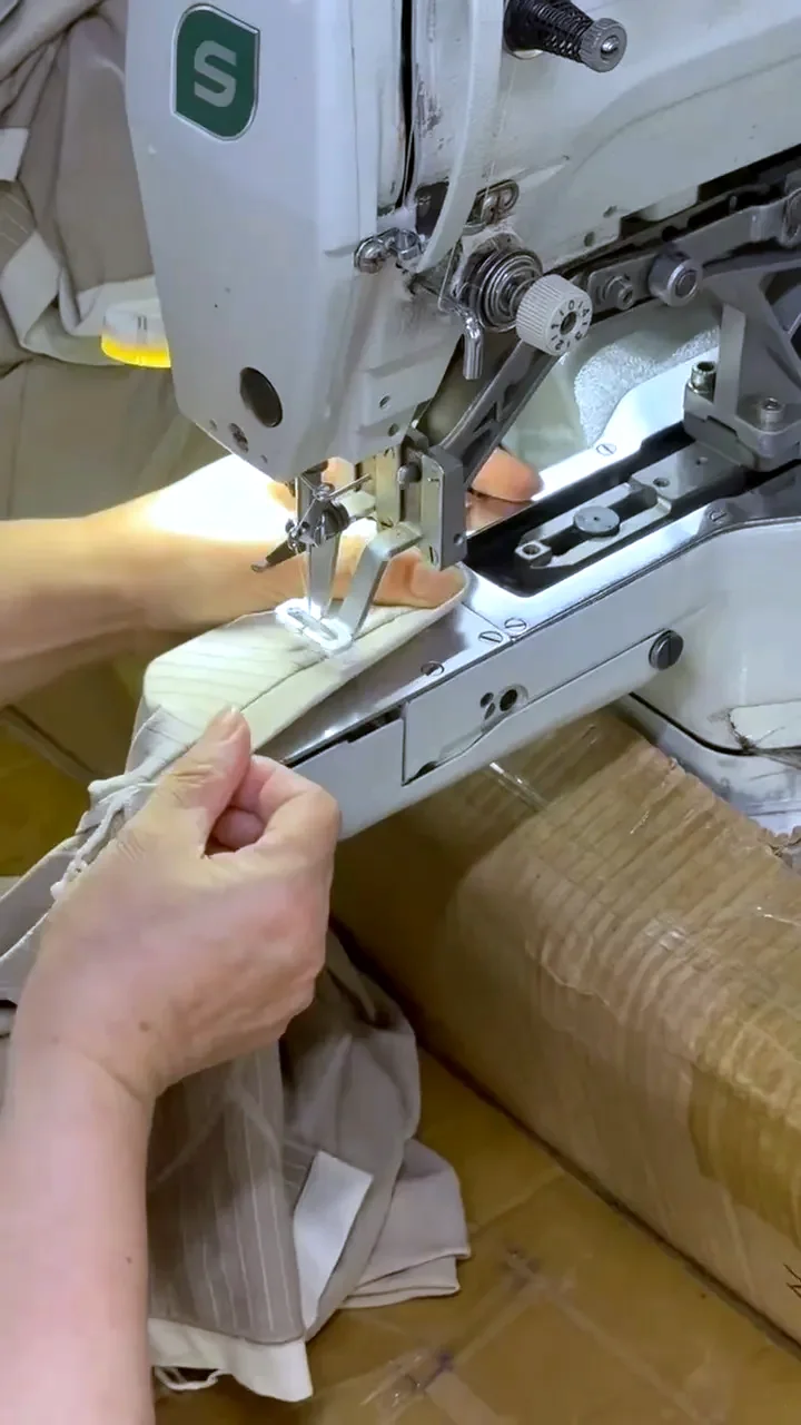 Couture d’un point d’arrêt à la ceinture d’un pantalon