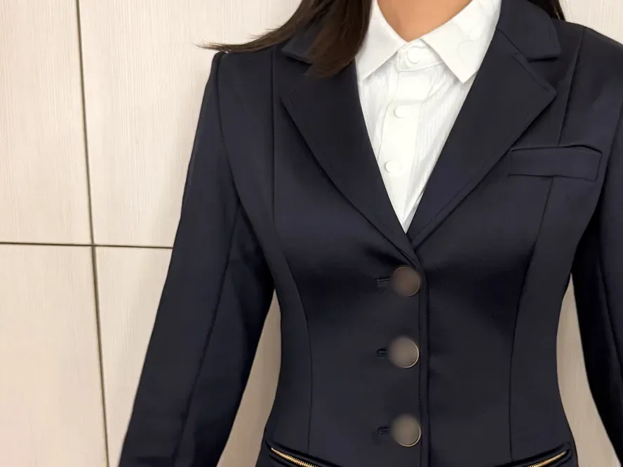 Échantillon de veste de concours marine à l’essayage