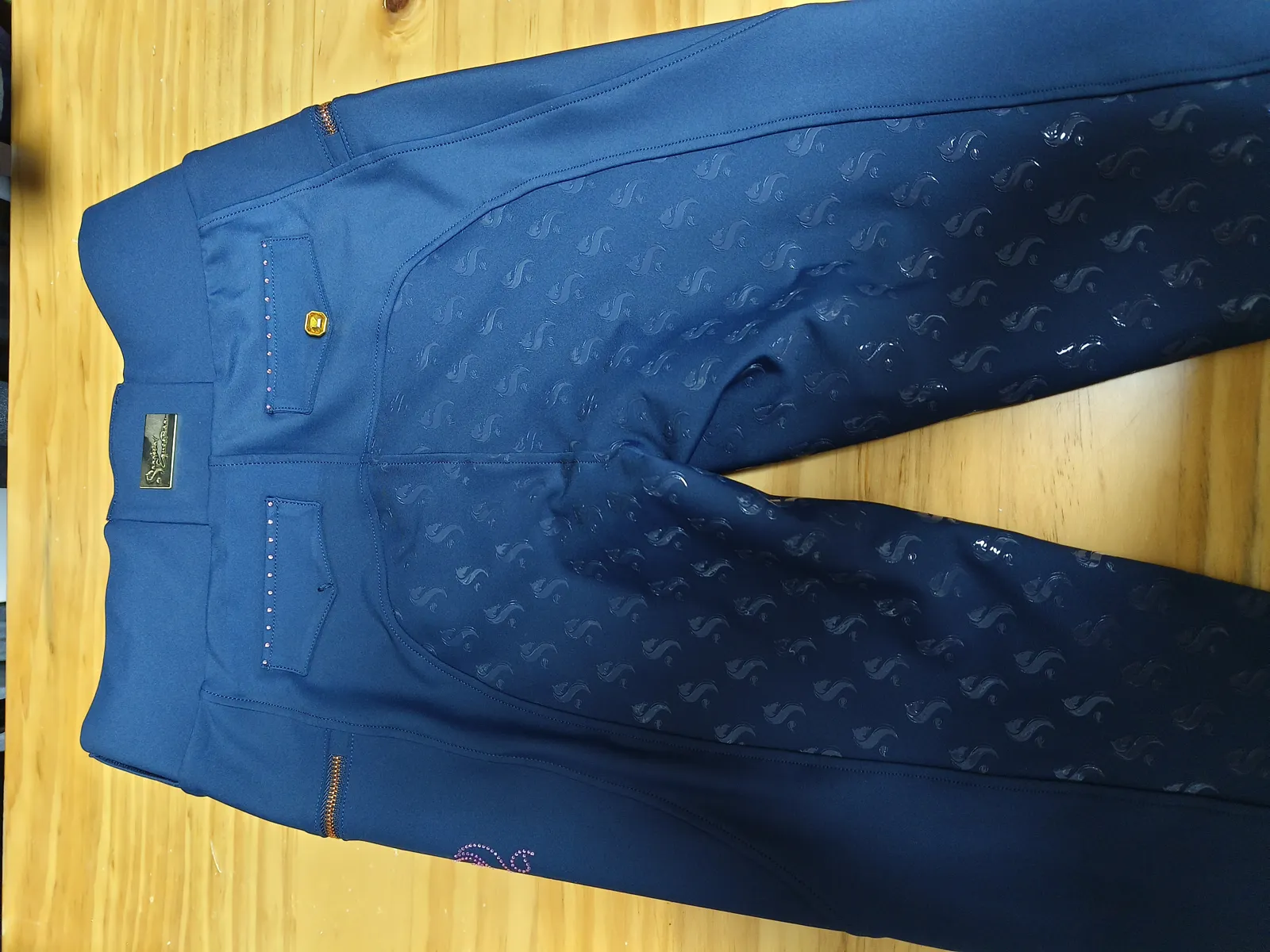 Détail réel du grip silicone sur un pantalon d’équitation bleu